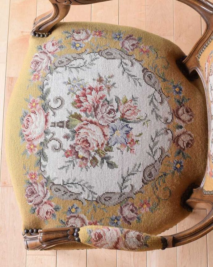 布座面　アンティーク チェア　刺繍が美しいフランス生まれのアンティークプチポワンチェア。絵画のような美しさ手刺繍とは思えないほど、細かく美しい絵はまるで絵画の様です。(j-639-c)