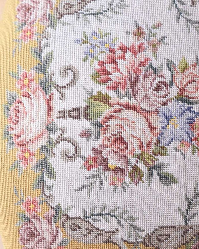 布座面　アンティーク チェア　刺繍が美しいフランス生まれのアンティークプチポワンチェア。女性らしいデザインコンディションがいいものを選んできました。(j-639-c)