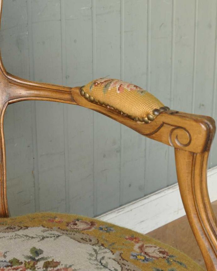1Pソファ(ラウンジチェア)　アンティーク チェア　フランス生まれのサロンチェア、イエローのアンティークプチポワンチェア。肘置きにもプチポワン座った時に便利なアームの部分にもプチポワンの刺繍が。(j-640-c)
