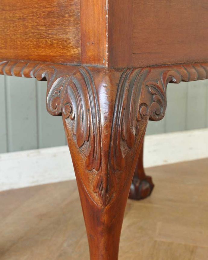 布座面　アンティーク チェア　クロウ＆ボールの脚がエレガントな収納付きのアンティークスツール（マホガニー材）。まるで家具のように美しい彫り贅沢に施された彫りは、高級感漂う英国アンティークらしさ。(j-642-c)