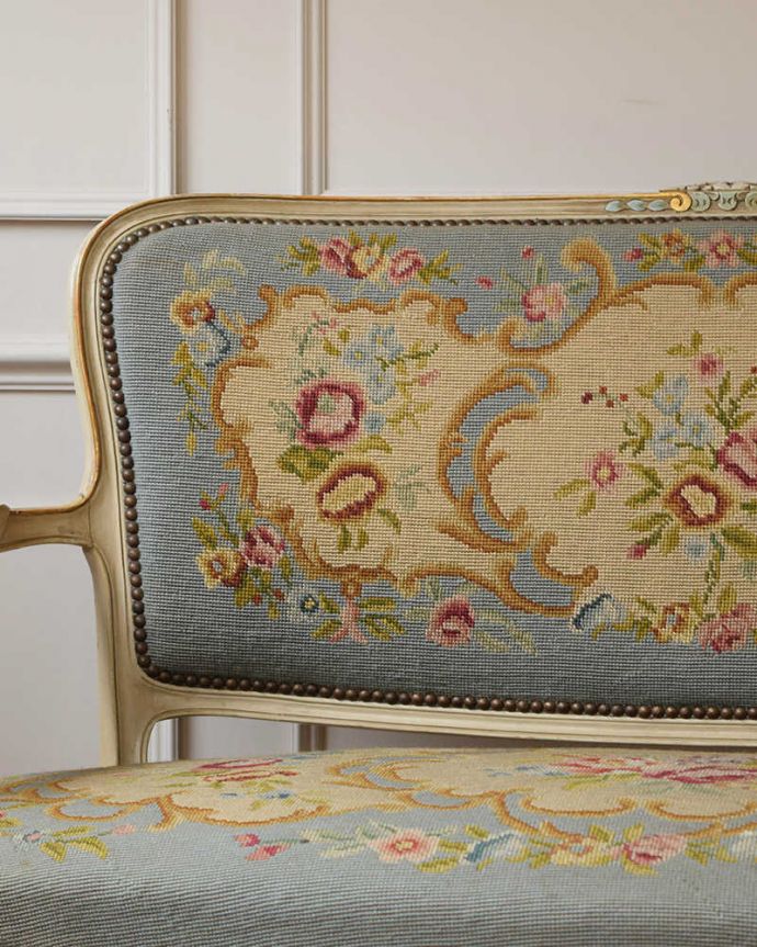 セティ・ソファ・ベンチ　アンティーク チェア　フランスのアンティークソファ（セティ）、華やかなプチポワンサロンチェア（２人掛け）。マリーアントワネットが好んだ刺繍まるで絵画のように細かい刺繍はお部屋をパッと華やかに魅せてくれます。(j-644-c)