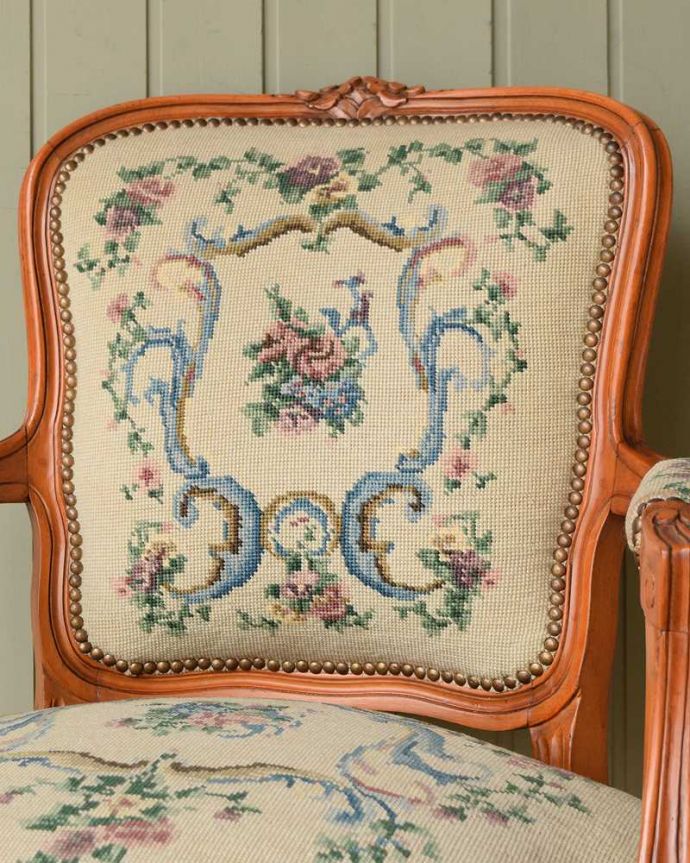 1Pソファ(ラウンジチェア)　アンティーク チェア　フランスのアンティークチェア、お花模様が優雅なプチポワンアームチェア。マリーアントワネットが愛した刺繍プチポワンとは18〜19世紀にかけて宮廷の貴婦人たちが余暇に楽しんだ刺繍のこと。(j-649-c)