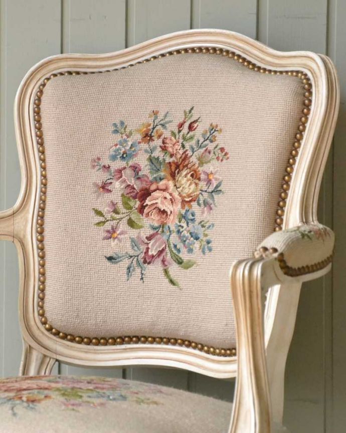 1Pソファ(ラウンジチェア)　アンティーク チェア　美しいお花の刺繍が入ったアンティークチェア、プチポワンのアーム付きチェア。マリーアントワネットが愛した刺繍プチポワンとは18〜19世紀にかけて宮廷の貴婦人たちが余暇に楽しんだ刺繍のこと。(j-650-c)