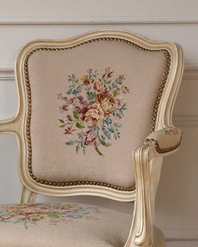 1Pソファ(ラウンジチェア)　アンティーク チェア　美しいお花の刺繍が入ったアンティークチェア、プチポワンのアーム付きチェア。マリーアントワネットが愛した刺繍プチポワンとは18〜19世紀にかけて宮廷の貴婦人たちが余暇に楽しんだ刺繍のこと。(j-651-c)