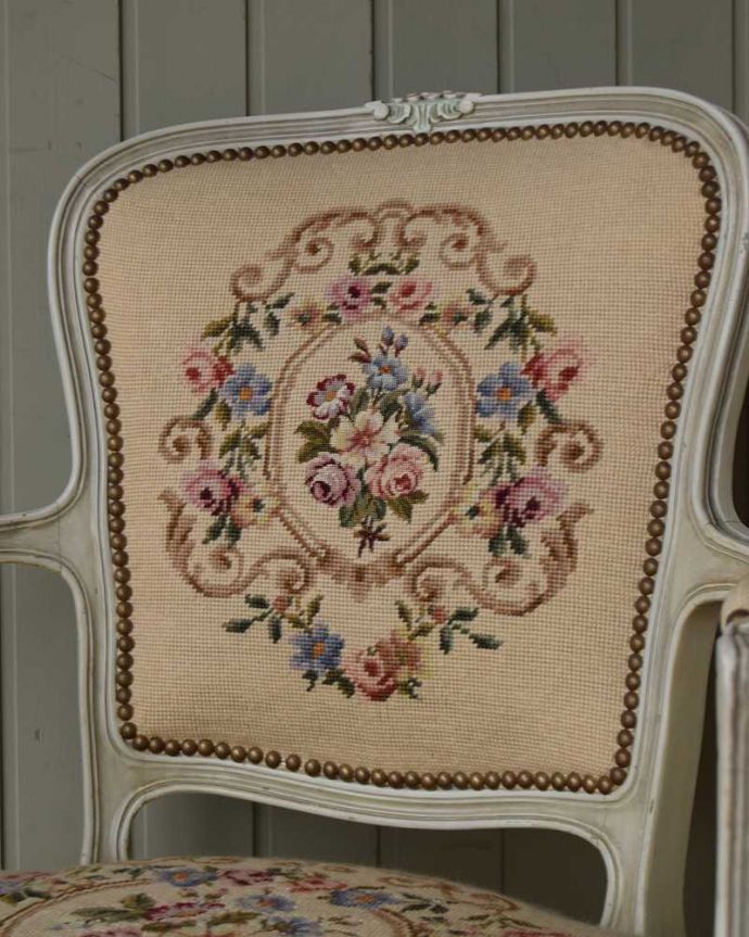 1Pソファ(ラウンジチェア)　アンティーク チェア　お花のブーケが美しいアンティーク椅子、プチポワンのアーム付きチェア。マリーアントワネットが愛した刺繍プチポワンとは18〜19世紀にかけて宮廷の貴婦人たちが余暇に楽しんだ刺繍のこと。(j-652-c)