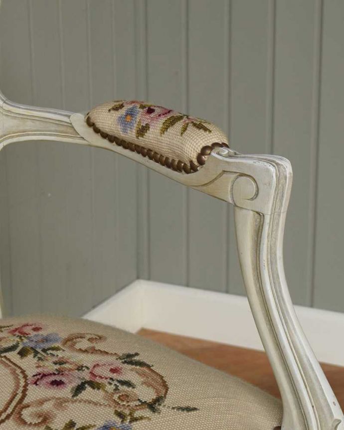 1Pソファ(ラウンジチェア)　アンティーク チェア　お花のブーケが美しいアンティーク椅子、プチポワンのアーム付きチェア。肘置きにもプチポワン座った時に便利なアームの部分にもプチポワンの刺繍が。(j-652-c)