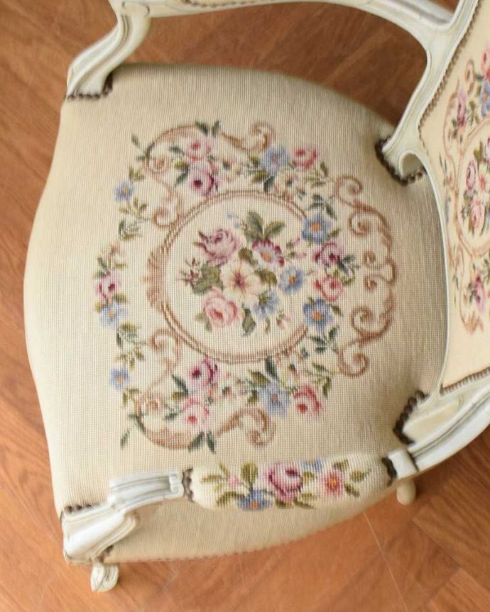 1Pソファ(ラウンジチェア)　アンティーク チェア　お花のブーケが美しいアンティーク椅子、プチポワンのアーム付きチェア。絵画のような美しさ手刺繍とは思えないほど、細かく美しい絵はまるで絵画の様です。(j-652-c)