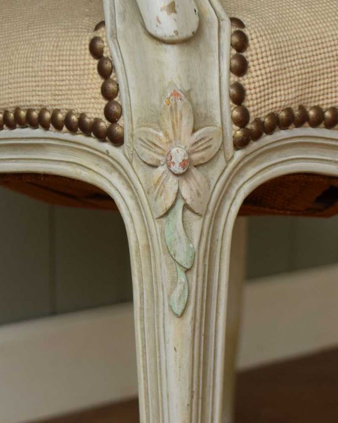 1Pソファ(ラウンジチェア)　アンティーク チェア　お花のブーケが美しいアンティーク椅子、プチポワンのアーム付きチェア。フランスらしい彫が彩ります。(j-652-c)
