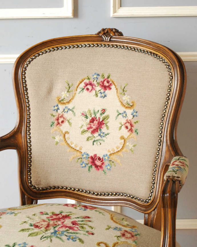 1Pソファ(ラウンジチェア)　アンティーク チェア　フランス生まれのサロンチェア、赤いローズのアンティークプチポワンチェア。マリーアントワネットが愛した刺繍プチポワンとは18〜19世紀にかけて宮廷の貴婦人たちが余暇に楽しんだ刺繍のこと。(j-653-c)