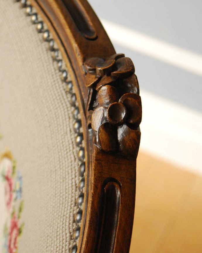 1Pソファ(ラウンジチェア)　アンティーク チェア　フランス生まれのサロンチェア、赤いローズのアンティークプチポワンチェア。刺繍だけじゃなく彫も美しい背もたれの上には美しい彫が。(j-653-c)