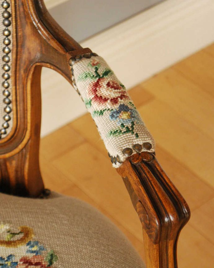 1Pソファ(ラウンジチェア)　アンティーク チェア　フランス生まれのサロンチェア、赤いローズのアンティークプチポワンチェア。肘置きにもプチポワン座った時に便利なアームの部分にもプチポワンの刺繍が。(j-653-c)