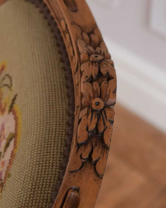 1Pソファ(ラウンジチェア)　アンティーク チェア　フランス生まれの刺繍が美しいアンティークプチポワンチェア。刺繍だけじゃなく彫も美しい背もたれの上には美しい彫が。(j-654-c)