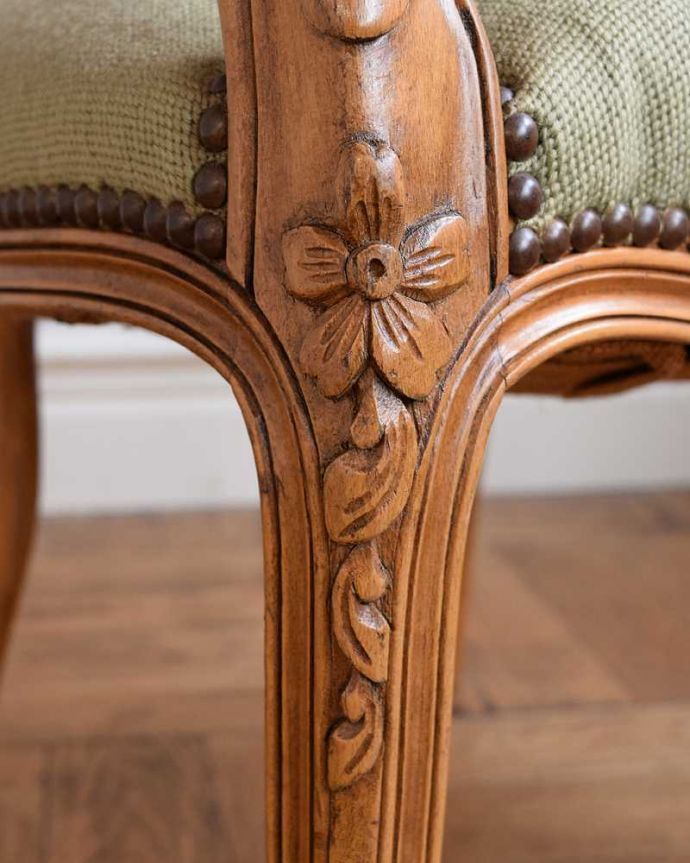 1Pソファ(ラウンジチェア)　アンティーク チェア　フランス生まれの刺繍が美しいアンティークプチポワンチェア。フランスらしい彫が彩ります。(j-654-c)