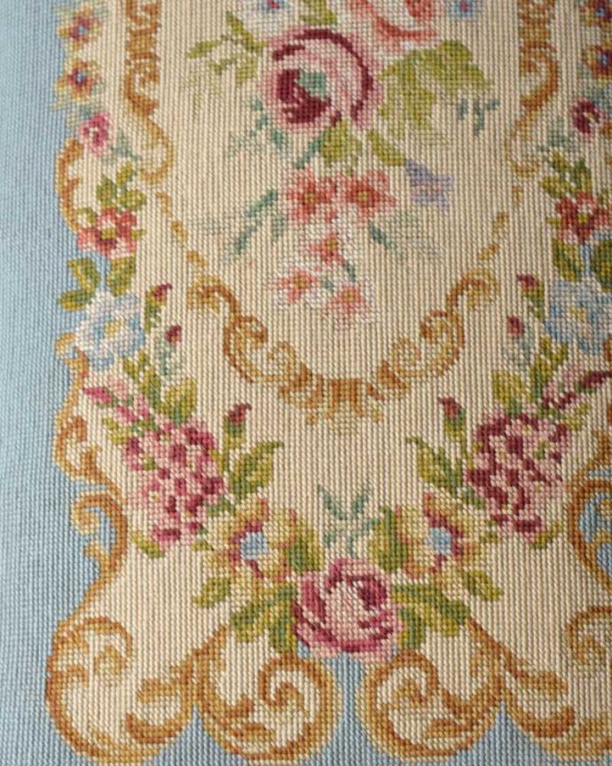スツール・オットマン　アンティーク チェア　フランスから到着したとってもめずらしい華やかなプチポワンのロングスツール。マリーアントワネットが愛した刺繍プチポワンとは18〜19世紀にかけて宮廷の貴婦人たちが余暇に楽しんだ刺繍のこと。(j-657-c)
