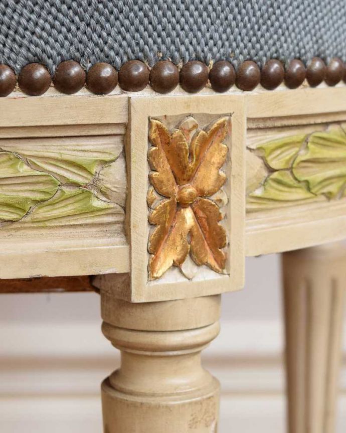 スツール・オットマン　アンティーク チェア　白のベースに水色がキレイなアンティークプチポワンスツール。刺繍だけじゃなく彫も美しい座面の下には美しい彫りが。(j-658-c)