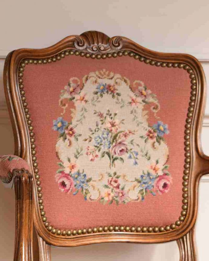 1Pソファ(ラウンジチェア)　アンティーク チェア　フランス生まれのエレガントなアンティークチェア、プチポワンのアームチェア（ピンク） 。マリーアントワネットが愛した刺繍プチポワンとは18〜19世紀にかけて宮廷の貴婦人たちが余暇に楽しんだ刺繍のこと。(j-659-c)