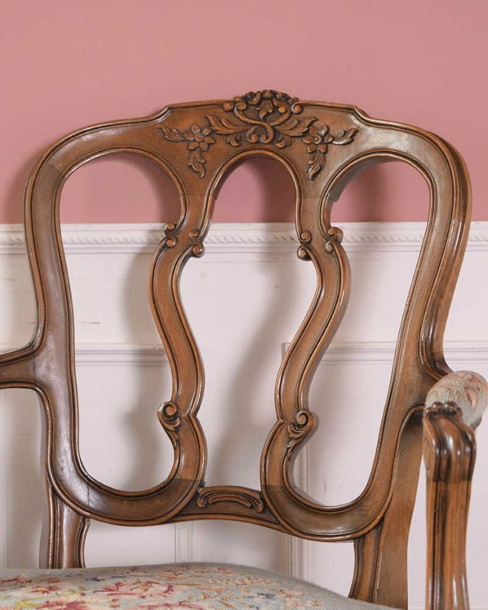 1Pソファ(ラウンジチェア)　アンティーク チェア　優雅で美しいフランス輸入のアンティークプチポワンのアームチェア。背もたれに施されたティアラ形はもちろん、椅子と言えどもフランスらしさが刻まれた彫はなんとも優雅。(j-661-c)