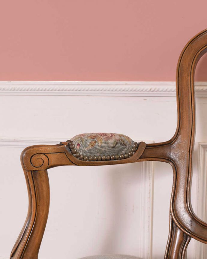 1Pソファ(ラウンジチェア)　アンティーク チェア　優雅で美しいフランス輸入のアンティークプチポワンのアームチェア。肘置きにもプチポワン座った時に便利なアームの部分にもプチポワンの刺繍が。(j-661-c)