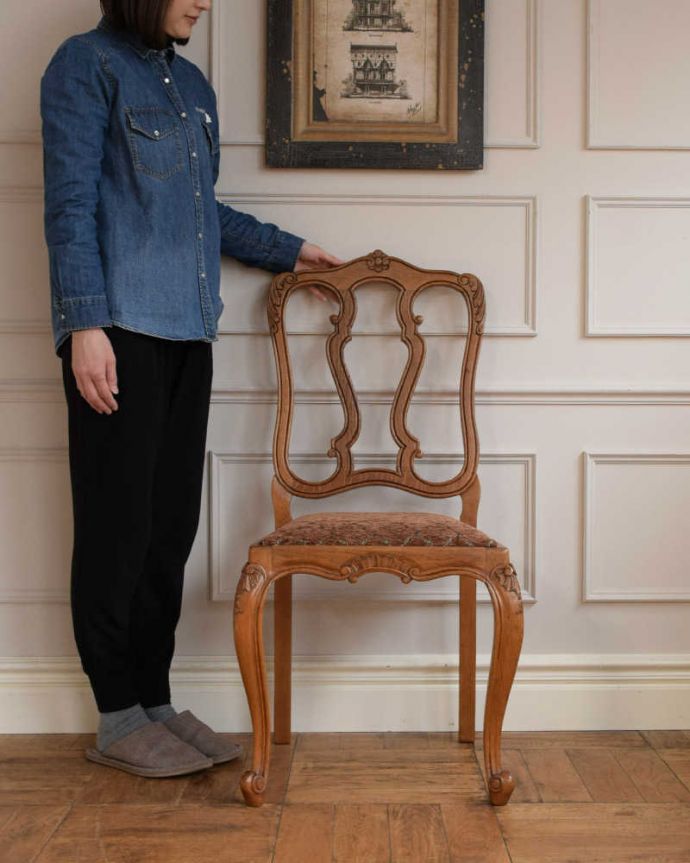 ダイニングチェア　アンティーク チェア　フランス輸入の華やかな椅子、お花の彫刻が華やかなアンティークダイニングチェア。フランスらしい脚線美にウットリどこを切り取ってもフランスらしい華やかな雰囲気のデザインの椅子。(j-662-c)