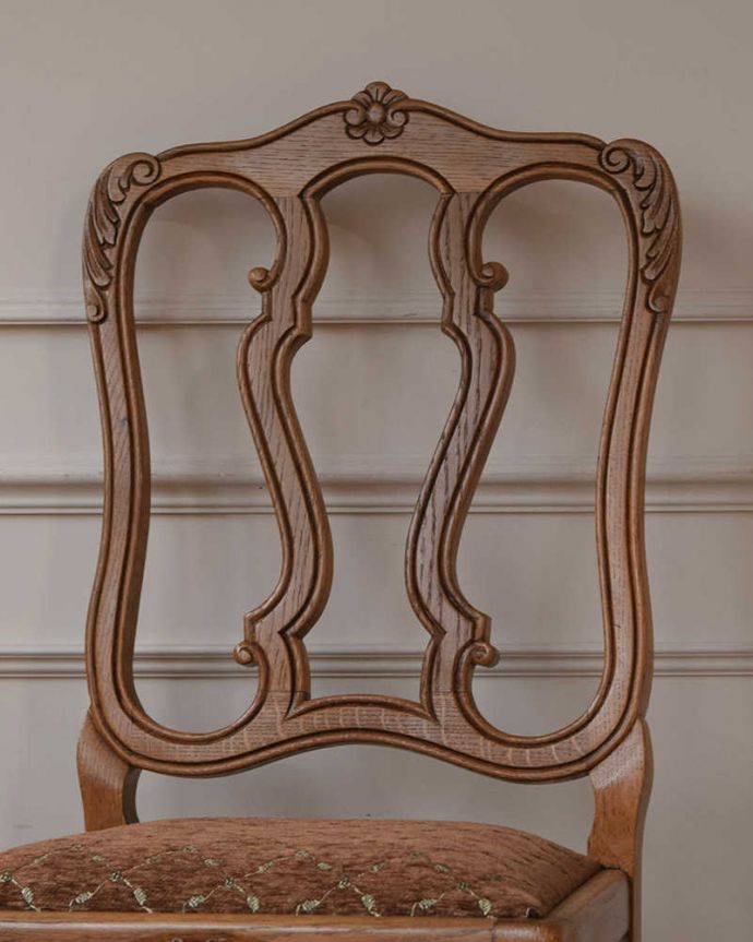 ダイニングチェア　アンティーク チェア　フランス輸入の華やかな椅子、お花の彫刻が華やかなアンティークダイニングチェア。背もたれに施されたティアラ形はもちろん、椅子と言えどもフランスらしさが刻まれた彫はなんとも優雅。(j-662-c)