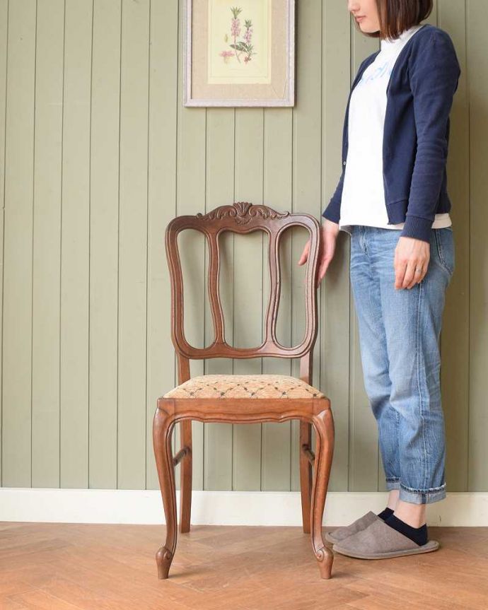 ダイニングチェア　アンティーク チェア　美しい装飾と座り心地のいい張り座のエレガントなアンティークダイニングチェア。フランスらしい脚線美にウットリどこを切り取ってもフランスらしい華やかな雰囲気のデザインの椅子。(j-664-c)