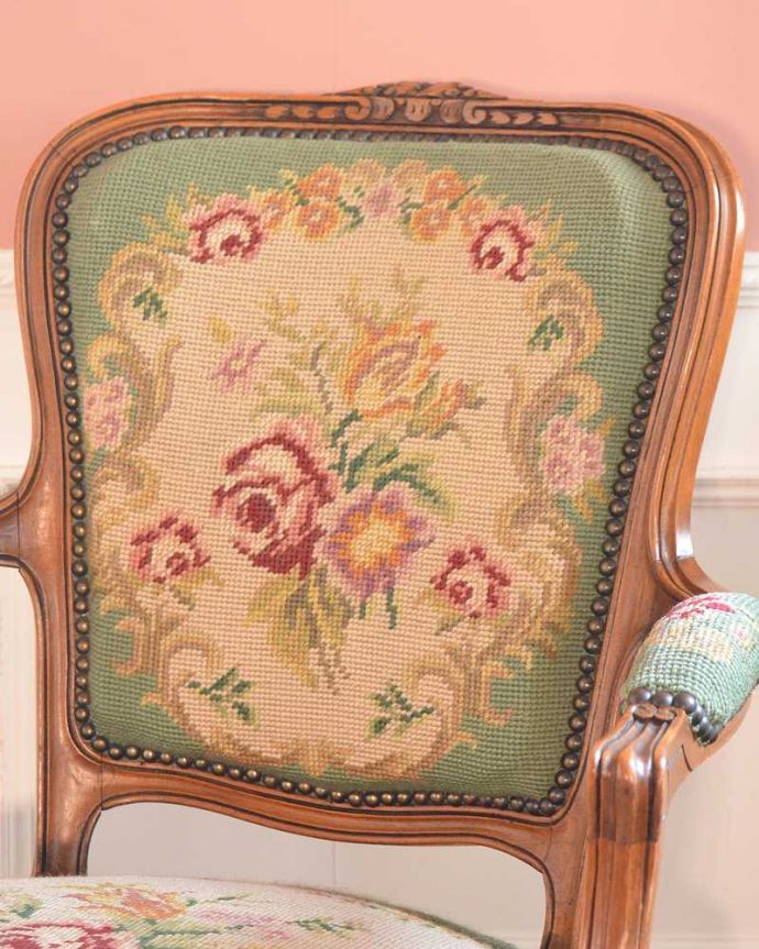 1Pソファ(ラウンジチェア)　アンティーク チェア　フランス生まれのお花のブーケがの刺繍が美しいアンティークプチポワンチェア。マリーアントワネットが愛した刺繍プチポワンとは18〜19世紀にかけて宮廷の貴婦人たちが余暇に楽しんだ刺繍のこと。(j-667-c)