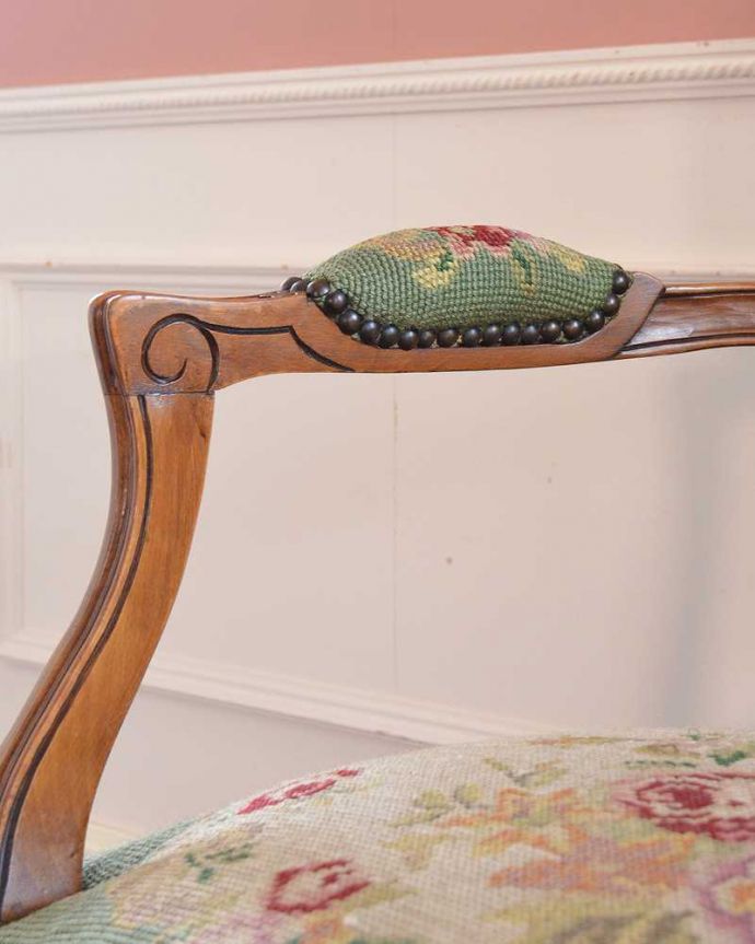 1Pソファ(ラウンジチェア)　アンティーク チェア　フランス生まれのお花のブーケがの刺繍が美しいアンティークプチポワンチェア。肘置きにもプチポワン座った時に便利なアームの部分にもプチポワンの刺繍が。(j-667-c)