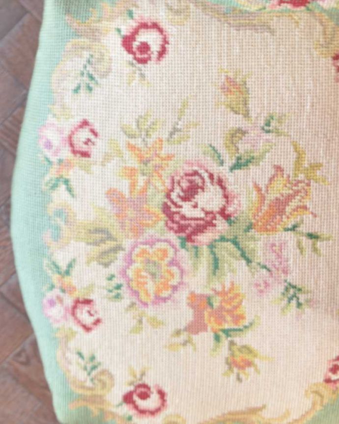 1Pソファ(ラウンジチェア)　アンティーク チェア　フランス生まれのお花のブーケがの刺繍が美しいアンティークプチポワンチェア。女性らしいデザインコンディションがいいものを選んできました。(j-667-c)