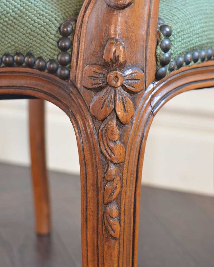 1Pソファ(ラウンジチェア)　アンティーク チェア　フランス生まれのお花のブーケがの刺繍が美しいアンティークプチポワンチェア。フランスらしい彫が彩ります。(j-667-c)