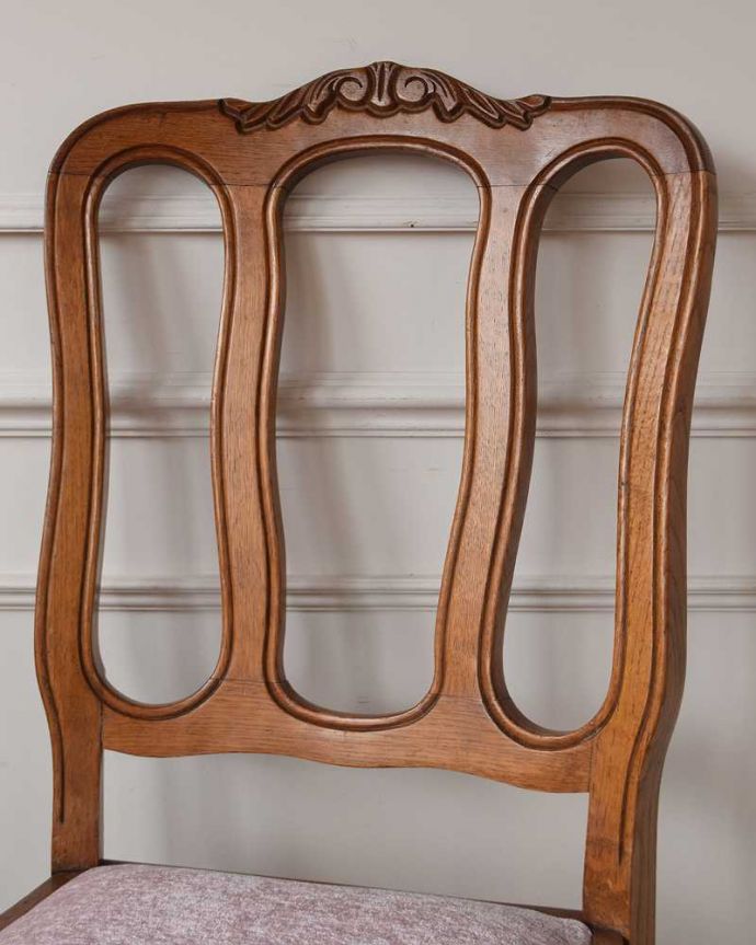 ダイニングチェア　アンティーク チェア　フランスから届いた華やかなアンティークの椅子、フレンチダイニングチェア。背もたれに施されたティアラ形はもちろん、椅子と言えどもフランスらしさが刻まれた彫はなんとも優雅。(j-672-c)