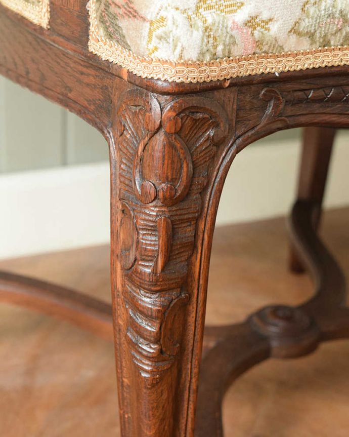 1Pソファ(ラウンジチェア)　アンティーク チェア　美しい装飾と座り心地のいい張り座のエレガントなアンティークアームチェア。フランスらしい彫が彩ります。(j-673-c)