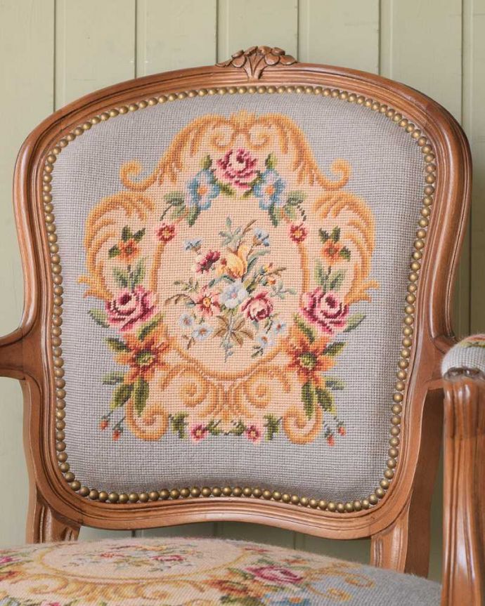 1Pソファ(ラウンジチェア)　アンティーク チェア　お花の柄のプチポワンの刺繍が美しいアンティークのパーソナルチェア。マリーアントワネットが愛した刺繍プチポワンとは18〜19世紀にかけて宮廷の貴婦人たちが余暇に楽しんだ刺繍のこと。(j-677-c)