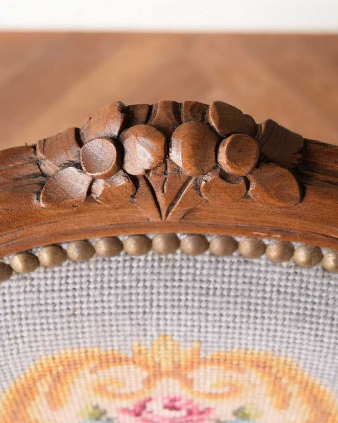 1Pソファ(ラウンジチェア)　アンティーク チェア　お花の柄のプチポワンの刺繍が美しいアンティークのパーソナルチェア。刺繍だけじゃなく彫も美しい背もたれの上には美しい彫が。(j-677-c)