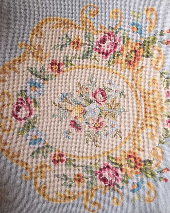 1Pソファ(ラウンジチェア)　アンティーク チェア　お花の柄のプチポワンの刺繍が美しいアンティークのパーソナルチェア。女性らしいデザインコンディションがいいものを選んできました。(j-677-c)
