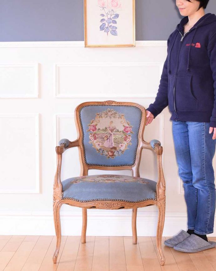 1Pソファ(ラウンジチェア)　アンティーク チェア　フランス生まれの刺繍が美しいアンティークの椅子、プチポワンアームチェア。女性らしさたっぷり。(j-678-c)