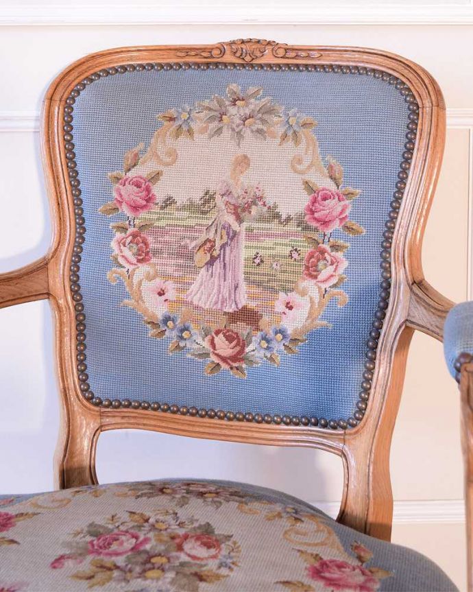 1Pソファ(ラウンジチェア)　アンティーク チェア　フランス生まれの刺繍が美しいアンティークの椅子、プチポワンアームチェア。マリーアントワネットが愛した刺繍プチポワンとは18〜19世紀にかけて宮廷の貴婦人たちが余暇に楽しんだ刺繍のこと。(j-678-c)