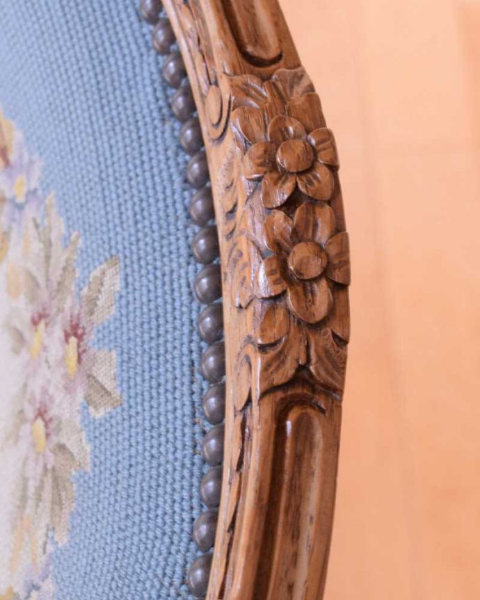 1Pソファ(ラウンジチェア)　アンティーク チェア　フランス生まれの刺繍が美しいアンティークの椅子、プチポワンアームチェア。刺繍だけじゃなく彫も美しい背もたれの上には美しい彫が。(j-678-c)
