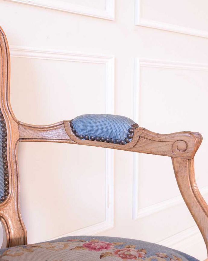 1Pソファ(ラウンジチェア)　アンティーク チェア　フランス生まれの刺繍が美しいアンティークの椅子、プチポワンアームチェア。肘置きにもプチポワン座った時に便利なアームの部分にもプチポワンの刺繍が。(j-678-c)