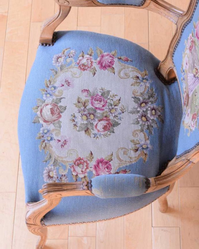 1Pソファ(ラウンジチェア)　アンティーク チェア　フランス生まれの刺繍が美しいアンティークの椅子、プチポワンアームチェア。絵画のような美しさ手刺繍とは思えないほど、細かく美しい絵はまるで絵画の様です。(j-678-c)
