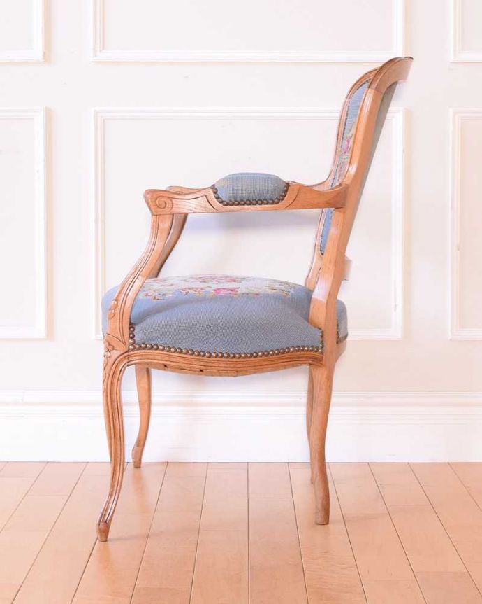 1Pソファ(ラウンジチェア)　アンティーク チェア　フランス生まれの刺繍が美しいアンティークの椅子、プチポワンアームチェア。気品の感じられる横顔横から見ても優雅さは同じく美しいです。(j-678-c)
