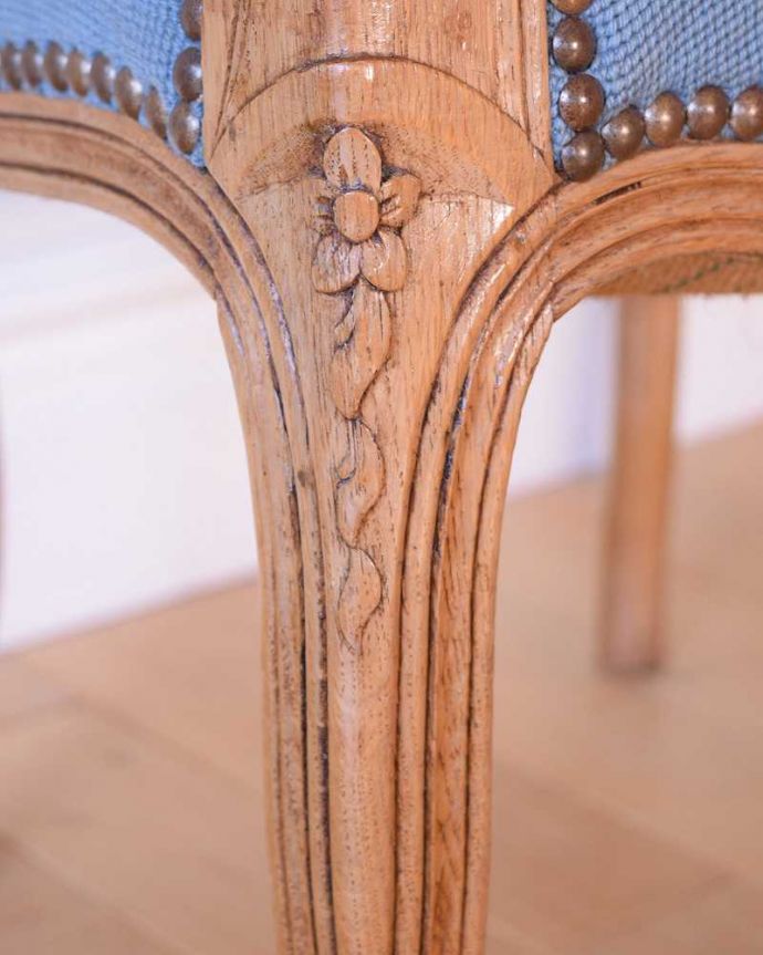 1Pソファ(ラウンジチェア)　アンティーク チェア　フランス生まれの刺繍が美しいアンティークの椅子、プチポワンアームチェア。フランスらしい彫が彩ります。(j-678-c)