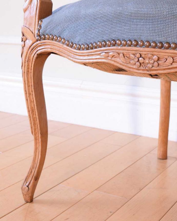 1Pソファ(ラウンジチェア)　アンティーク チェア　フランス生まれの刺繍が美しいアンティークの椅子、プチポワンアームチェア。移動もラクラクの理由は…Handleのアンティークチェアの脚の裏には、フェルトキーパーをお付けしていますので、持ち上げず床を滑らせてお使い頂けます。(j-678-c)
