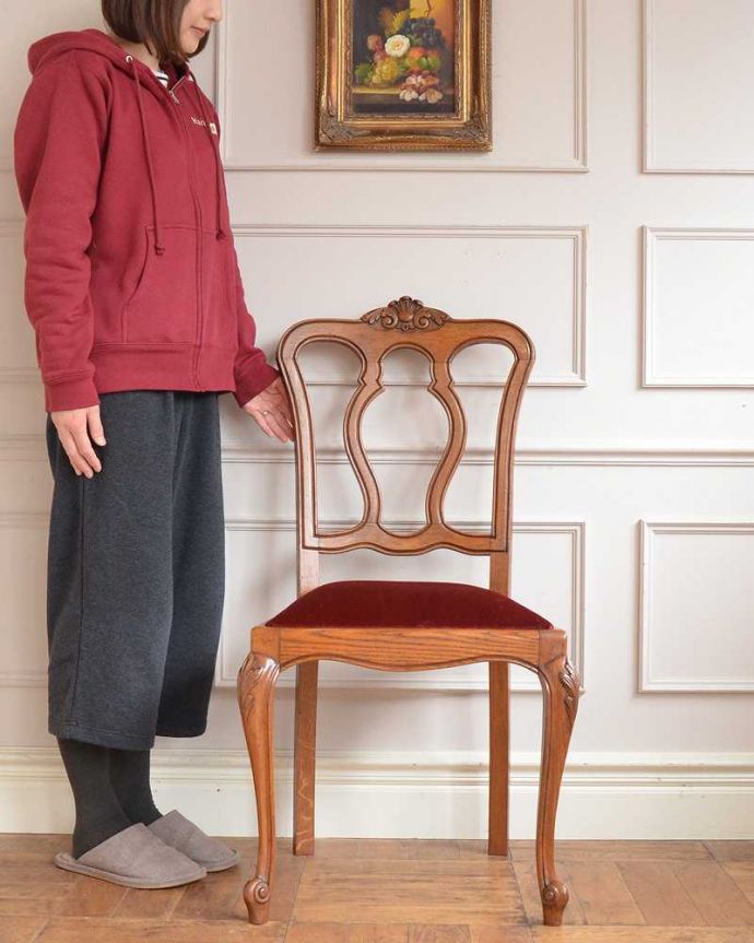 ダイニングチェア　アンティーク チェア　美しい装飾と座り心地のいい張り座のエレガントなアンティークダイニングチェア。フランスらしい脚線美にウットリどこを切り取ってもフランスらしい華やかな雰囲気のデザインの椅子。(j-679-c)