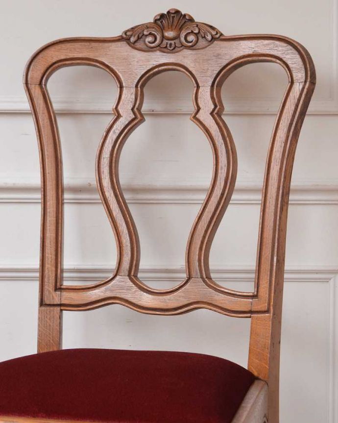 ダイニングチェア　アンティーク チェア　美しい装飾と座り心地のいい張り座のエレガントなアンティークダイニングチェア。背もたれに施されたティアラ形はもちろん、椅子と言えどもフランスらしさが刻まれた彫はなんとも優雅。(j-679-c)