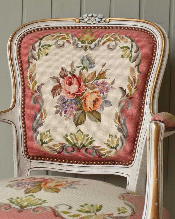 1Pソファ(ラウンジチェア)　アンティーク チェア　白のベースにピンクが映えるフランス生まれの美しいアンティーク、プチポワンチェア。マリーアントワネットが愛した刺繍プチポワンとは18〜19世紀にかけて宮廷の貴婦人たちが余暇に楽しんだ刺繍のこと。(j-682-c)