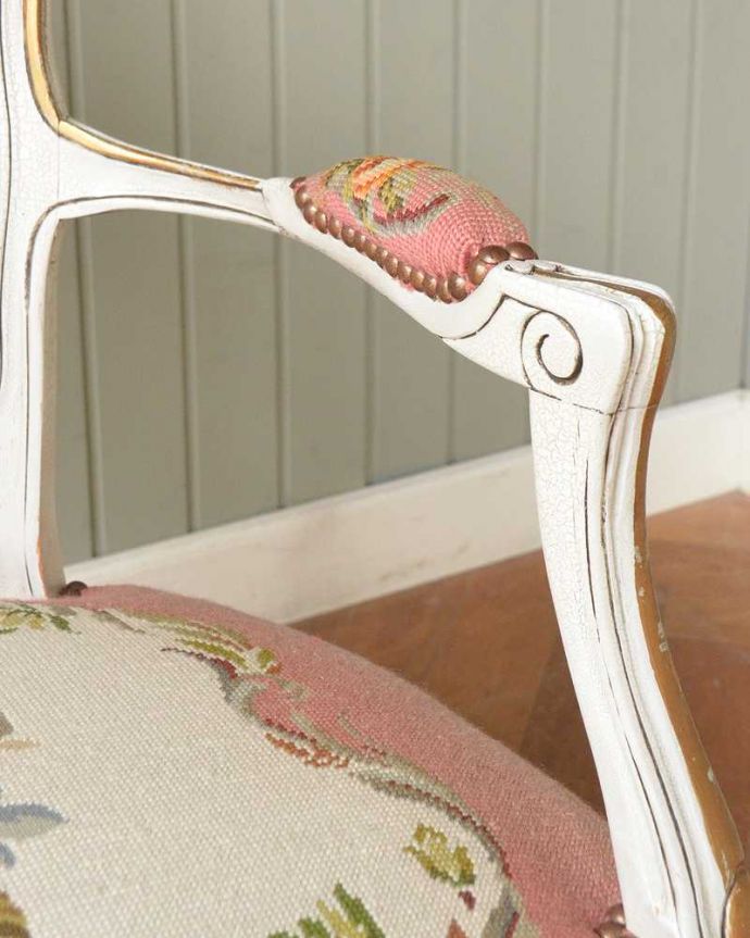 1Pソファ(ラウンジチェア)　アンティーク チェア　白のベースにピンクが映えるフランス生まれの美しいアンティーク、プチポワンチェア。肘置きにもプチポワン座った時に便利なアームの部分にもプチポワンの刺繍が。(j-682-c)