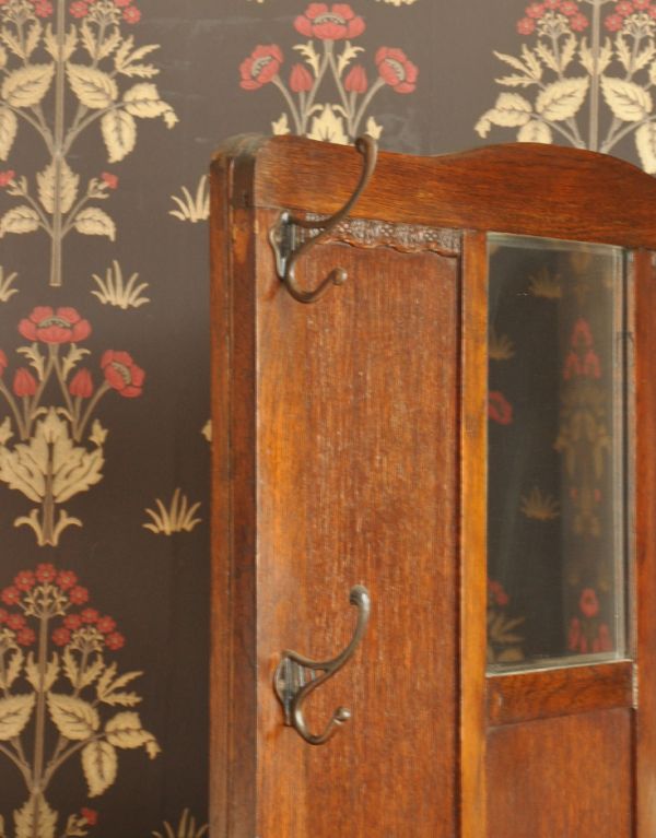 アンティークの玄関収納　アンティーク家具　風格あるアンティークの英国家具、鏡が付いたホールスタンド。いろいろ便利に使える仕掛けオリジナルのフックは形も色もアンティークらしく素敵。(j-682-f-1)