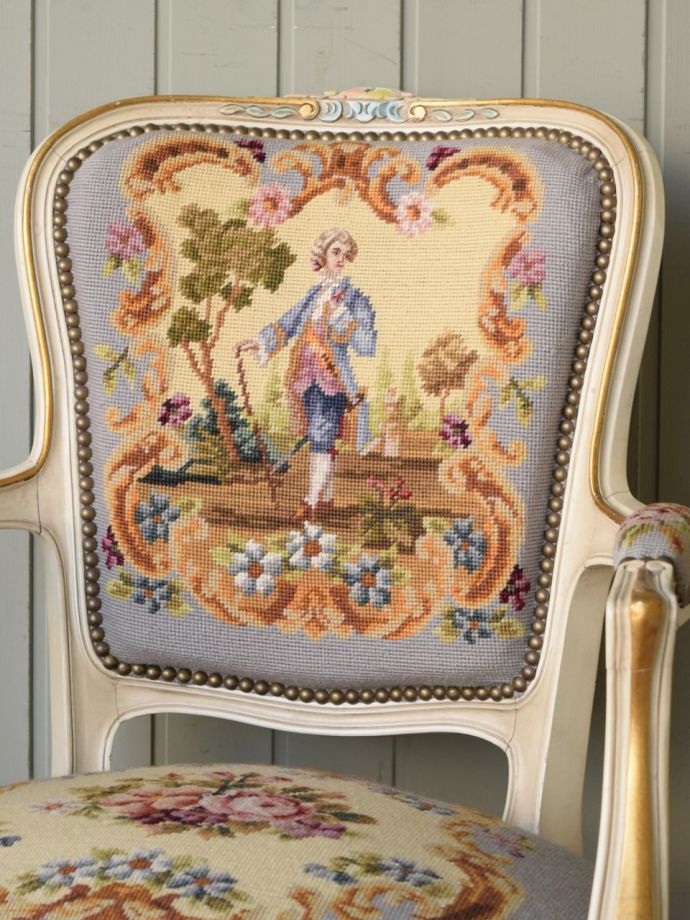 フランスから届いた一人掛けの椅子、王子様の刺繍が美しいプチポワンのアームチェア
