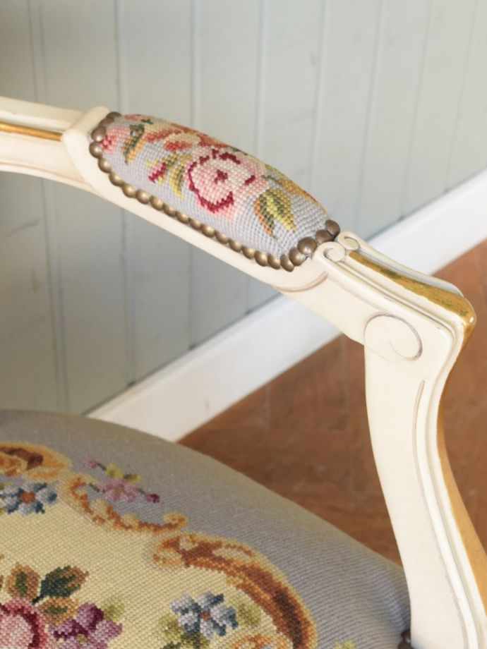 アンティークチェア・椅子　プチポワンアームチェア　肘置きにもプチポワン座った時に便利なアームの部分にもプチポワンの刺繍が。(j-687-c)