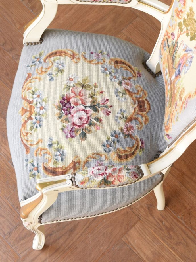 フランスから届いた一人掛けの椅子、王子様の刺繍が美しいプチポワンのアームチェア